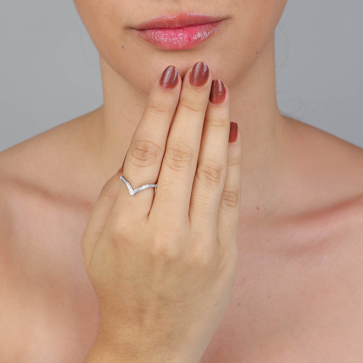 Anel V Chevron Cravejado com Zircônias