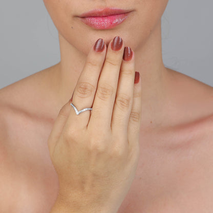 Anel V Chevron Cravejado com Zircônias