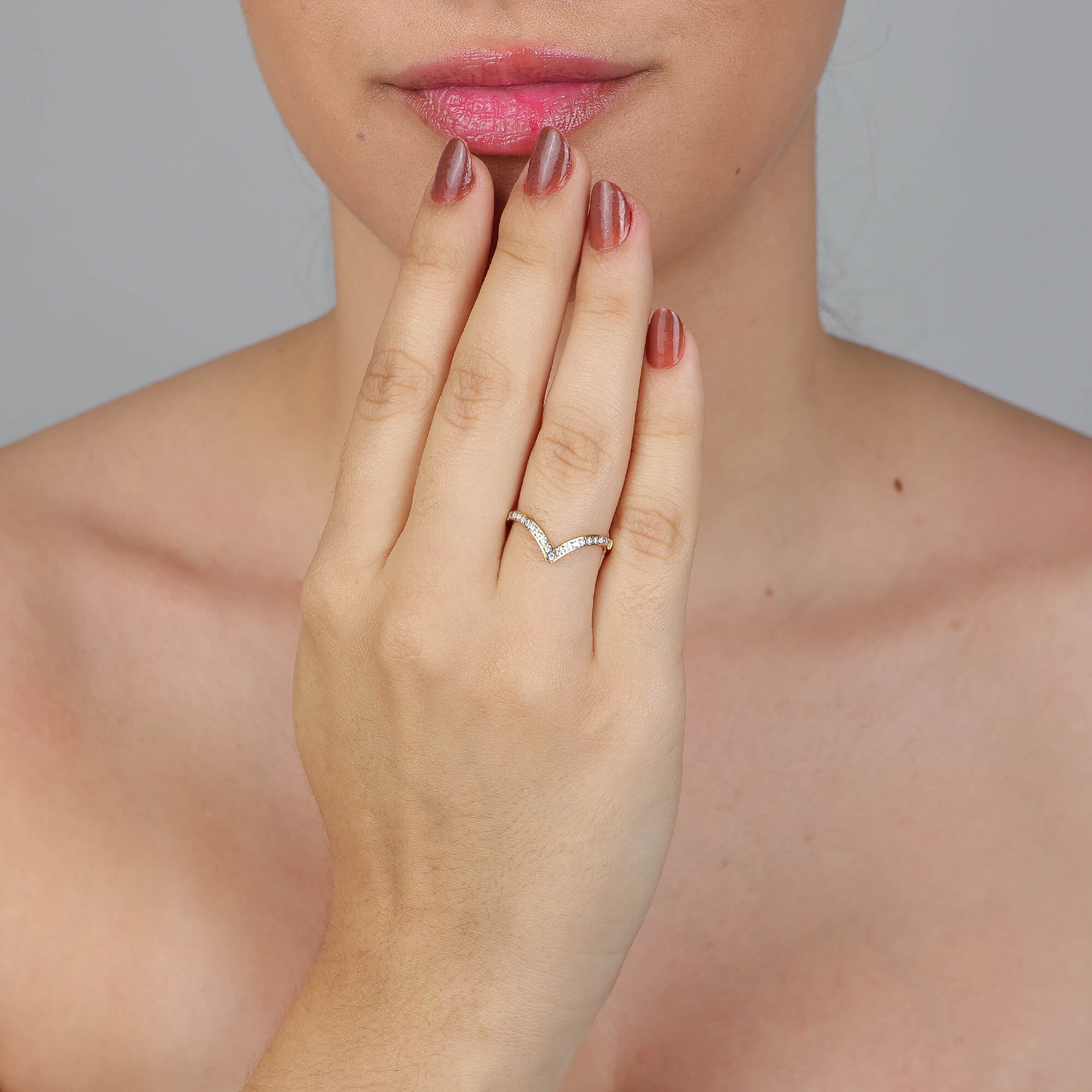 Anel V Chevron Cravejado com Zircônias