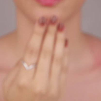 Anel V Chevron Cravejado com Zircônias